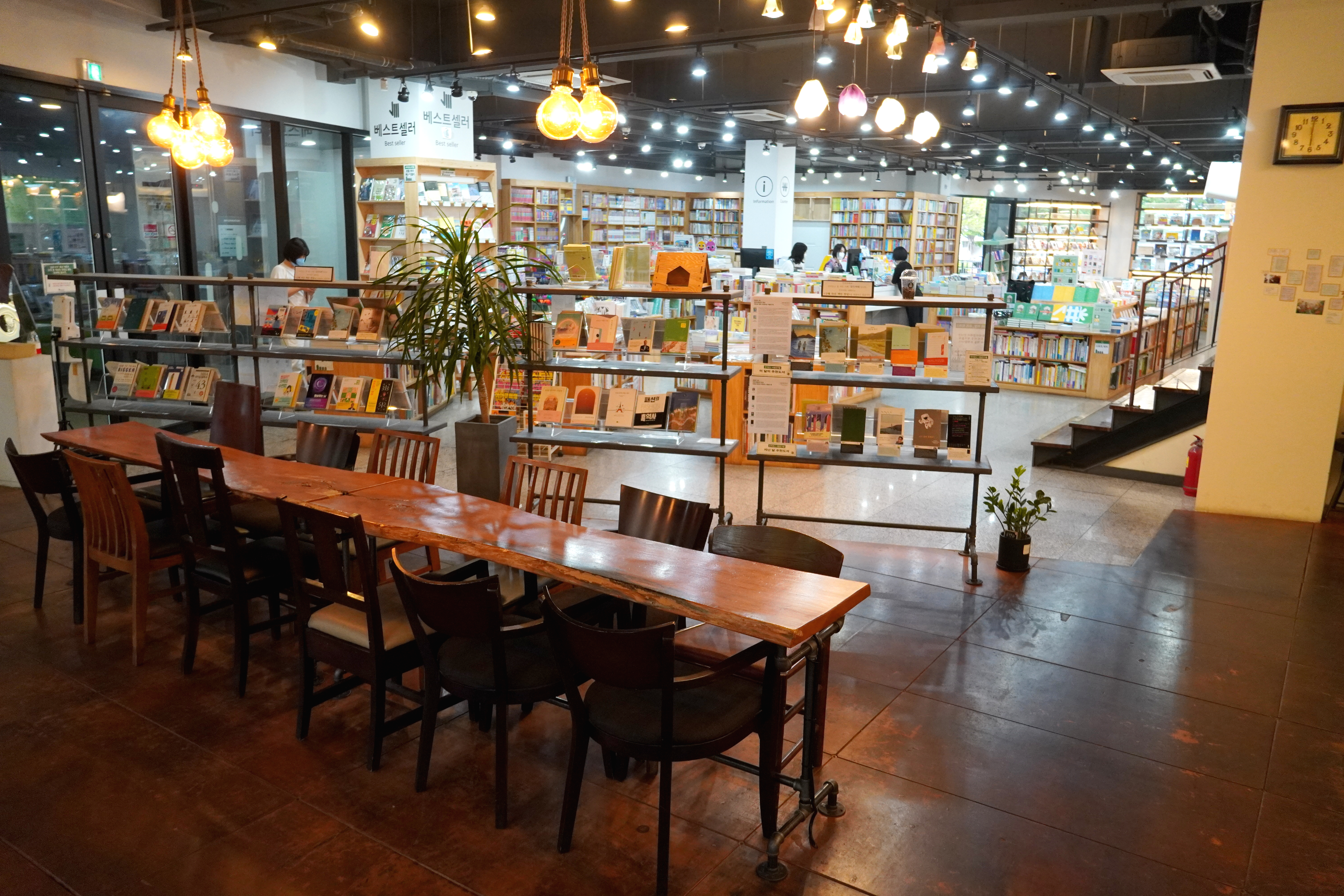 서점 이미지 2